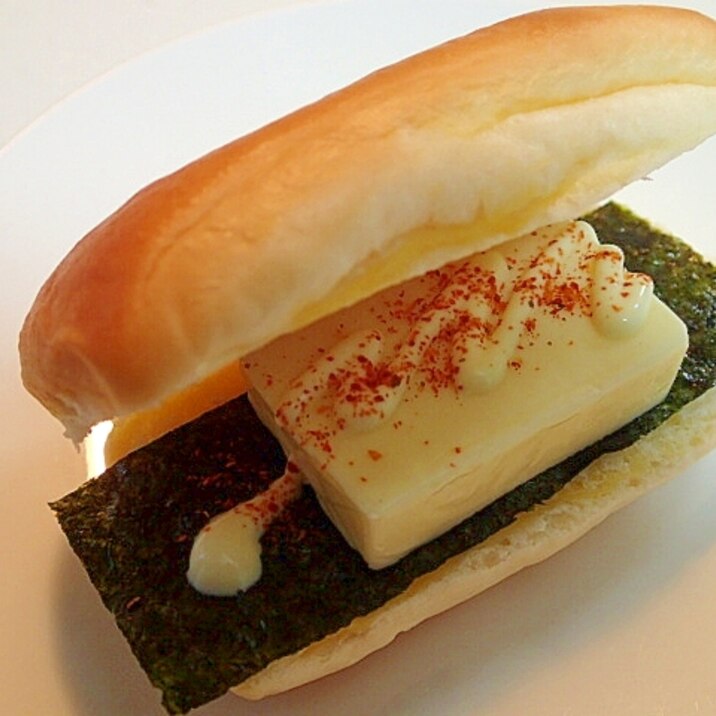 チーズパンｄｅ味海苔とベビーチーズのちょい辛サンド